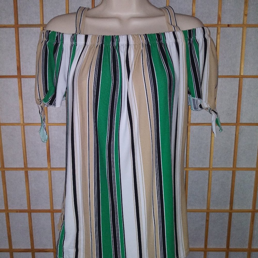 Bobbie Brooks Cold Shoulder top * Size S